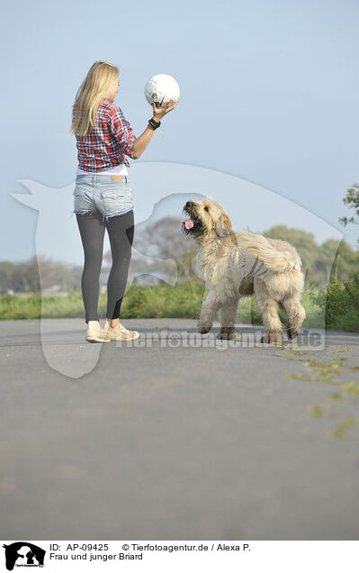 Frau und junger Briard / woman and young Berger de Brie / AP-09425