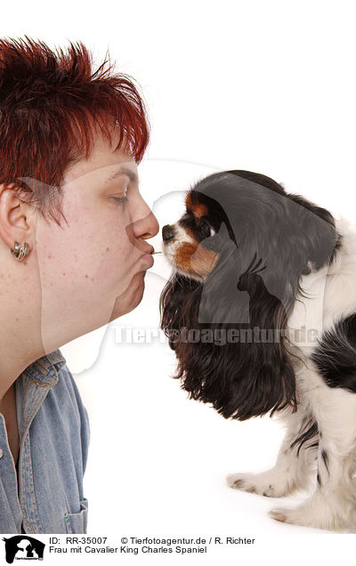 Frau mit Cavalier King Charles Spaniel / RR-35007