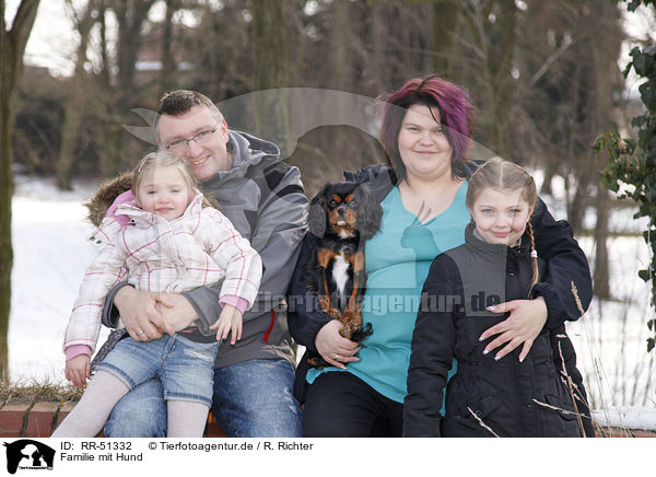 Familie mit Hund / family with dog / RR-51332