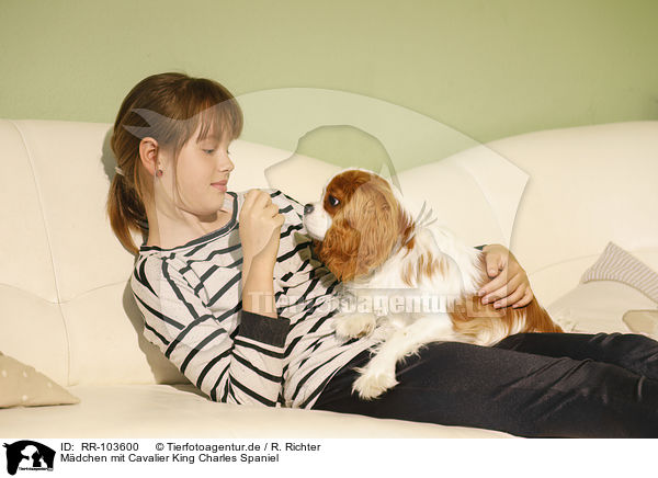 Mdchen mit Cavalier King Charles Spaniel / RR-103600