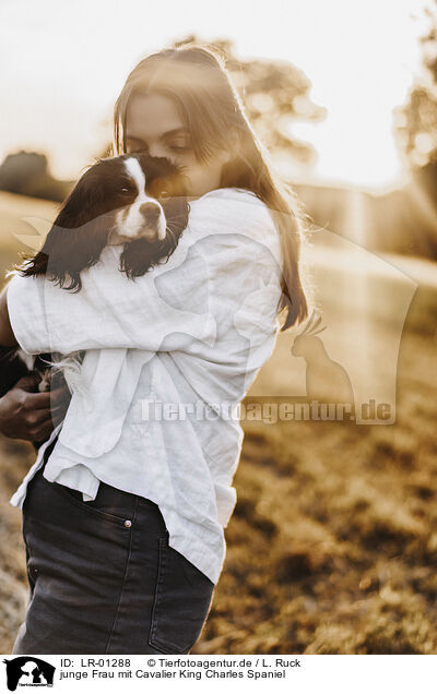 junge Frau mit Cavalier King Charles Spaniel / young woman with Cavalier King Charles Spaniel / LR-01288
