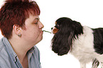 Frau mit Cavalier King Charles Spaniel