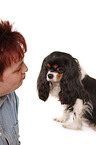 Frau mit Cavalier King Charles Spaniel