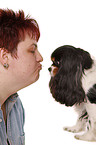 Frau mit Cavalier King Charles Spaniel