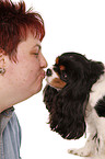 Frau mit Cavalier King Charles Spaniel