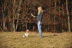 Frau mit Cavalier King Charles Spaniel