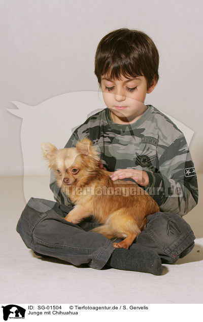 Junge mit Chihuahua / SG-01504