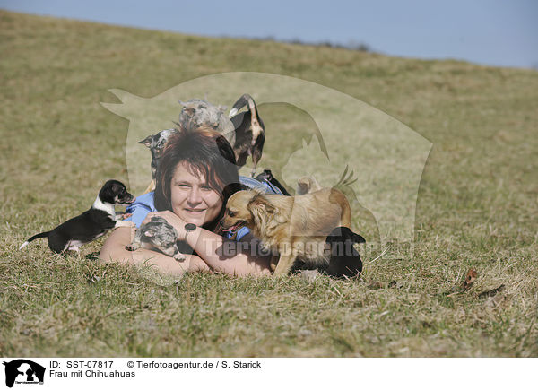 Frau mit Chihuahuas / woman with Chihuahuas / SST-07817