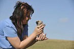 Frau mit Chihuahua Welpe