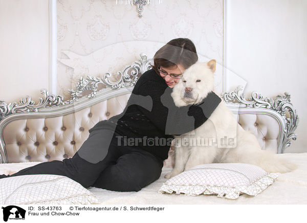 Frau und Chow-Chow / woman and Chow Chow / SS-43763