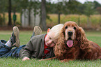 Junge und Cocker Spaniel