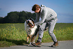 Mann und Langhaarcollie