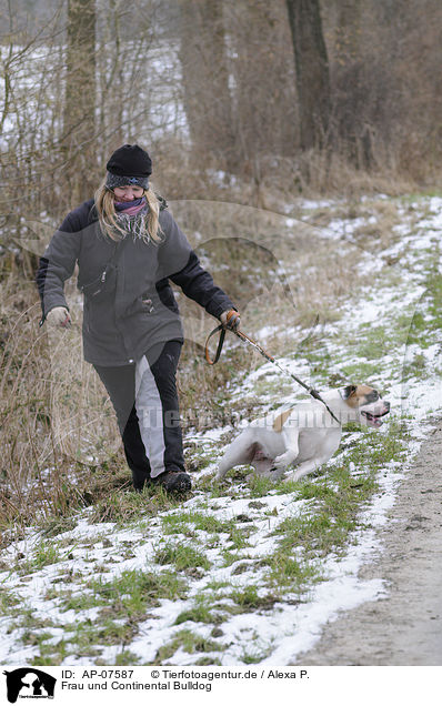 Frau und Continental Bulldog / woman and Continental Bulldog / AP-07587