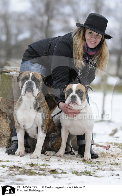 Frau mit Bulldoggen / AP-07595