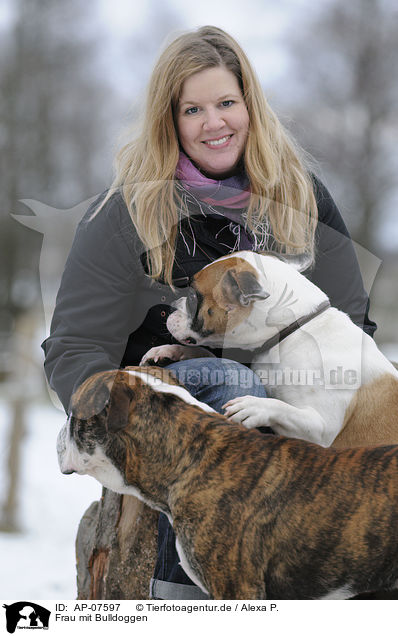 Frau mit Bulldoggen / woman with bulldogs / AP-07597