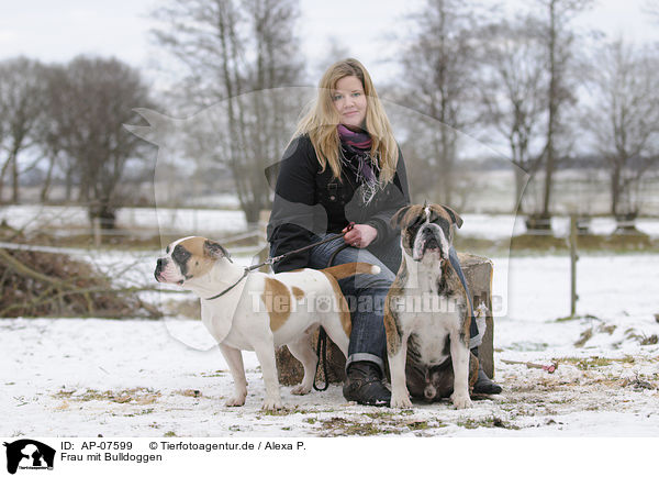 Frau mit Bulldoggen / woman with bulldogs / AP-07599