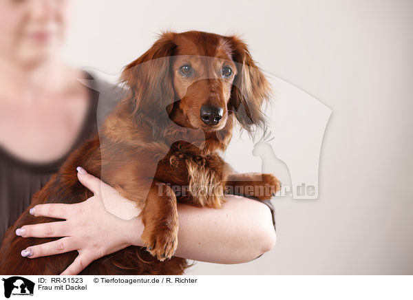 Frau mit Dackel / woman with dachshund / RR-51523