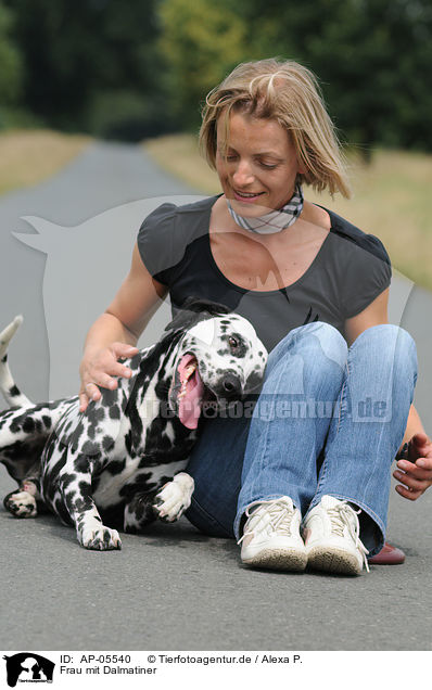 Frau mit Dalmatiner / AP-05540