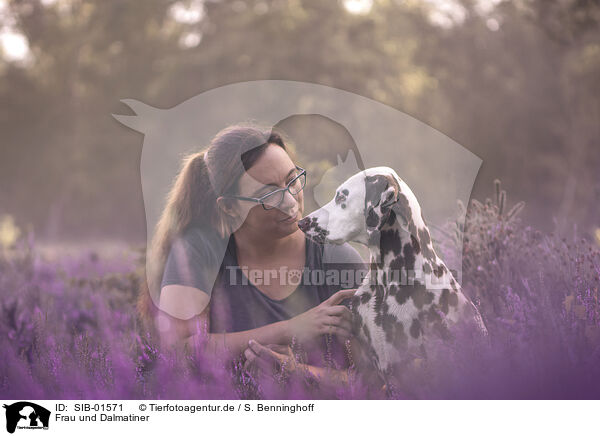 Frau und Dalmatiner / SIB-01571