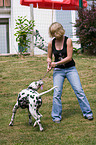 junge Frau spielt mit Hund