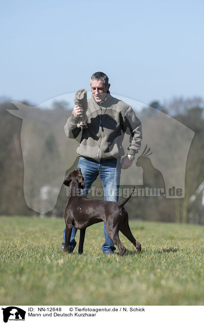 Mann und Deutsch Kurzhaar / man and German shorthaired Pointer / NN-12648