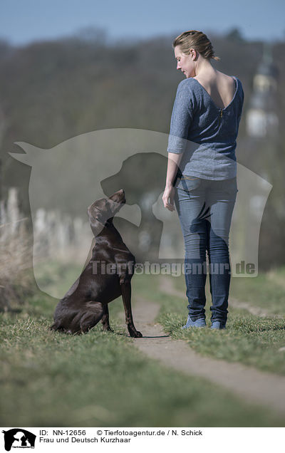 Frau und Deutsch Kurzhaar / NN-12656