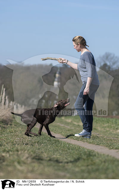 Frau und Deutsch Kurzhaar / woman and German shorthaired Pointer / NN-12659