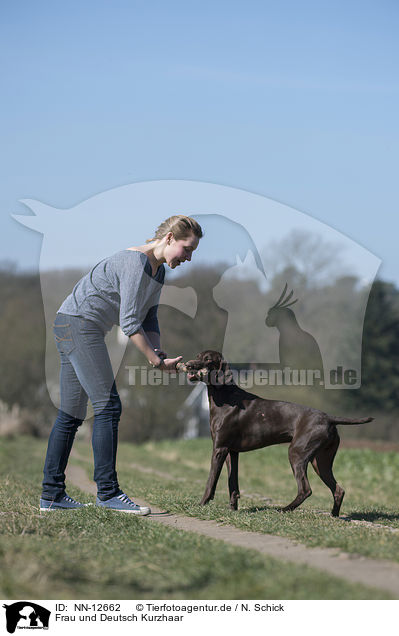 Frau und Deutsch Kurzhaar / woman and German shorthaired Pointer / NN-12662