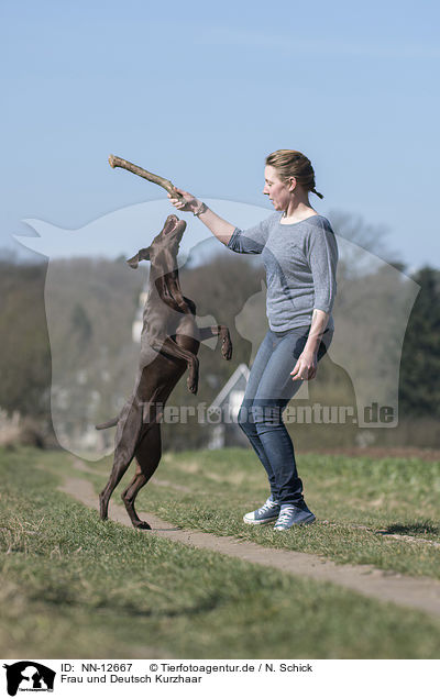 Frau und Deutsch Kurzhaar / woman and German shorthaired Pointer / NN-12667