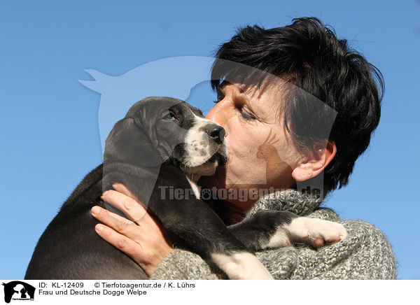 Frau und Deutsche Dogge Welpe / woman and Great Dane Puppy / KL-12409