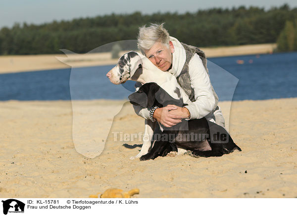 Frau und Deutsche Doggen / woman and Great Danes / KL-15781