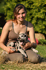 Frau und Deutsche Dogge Welpe