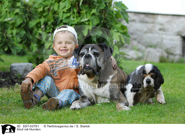 Kind mit Hunden / child with dogs / SST-03761