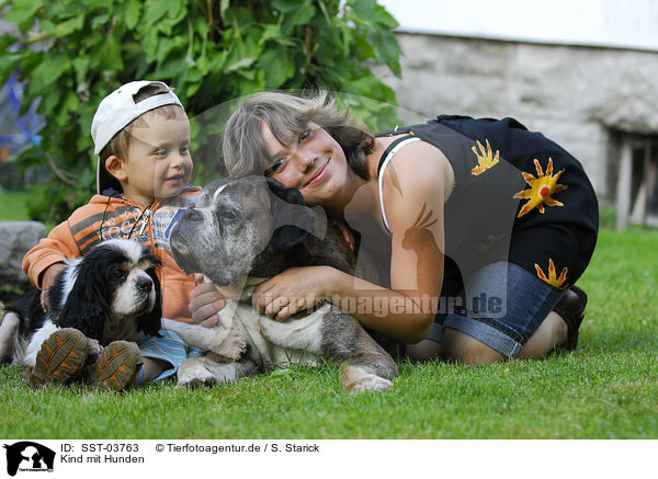 Kind mit Hunden / child with dogs / SST-03763