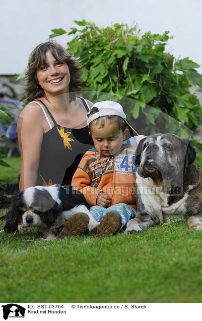 Kind mit Hunden / child with dogs / SST-03764