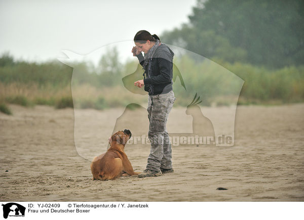 Frau und Deutscher Boxer / YJ-02409