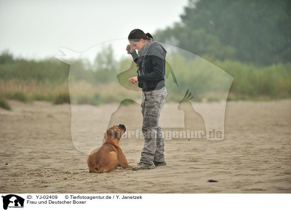 Frau und Deutscher Boxer / woman and German Boxer / YJ-02409