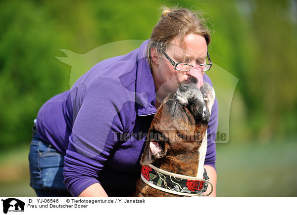 Frau und Deutscher Boxer / woman and German Boxer / YJ-06546