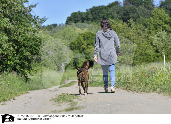 Frau und Deutscher Boxer / woman and German Boxer / YJ-15987