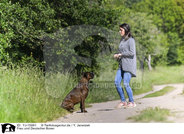 Frau und Deutscher Boxer / YJ-15991