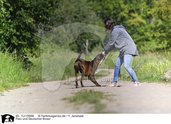 Frau und Deutscher Boxer / woman and German Boxer / YJ-15998