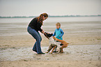 Menschen und 2 Hunde