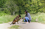 Frau und Deutscher Boxer