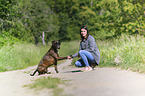 Frau und Deutscher Boxer