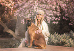 Frau und Deutscher Boxer