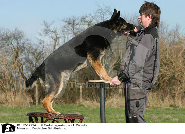 Mann und Deutscher Schferhund / man and German Shepherd / IP-02224