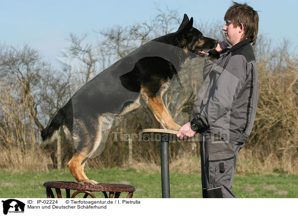 Mann und Deutscher Schferhund / IP-02224