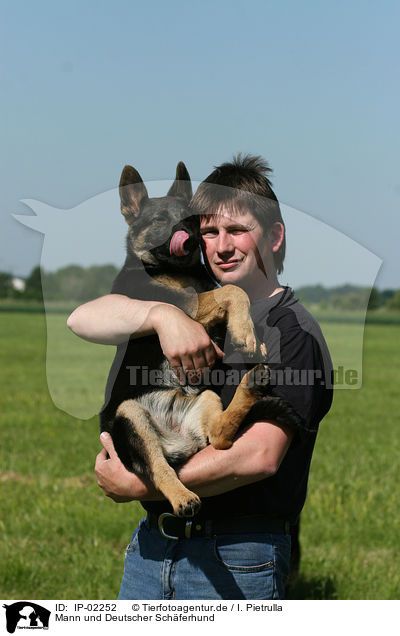 Mann und Deutscher Schferhund / IP-02252