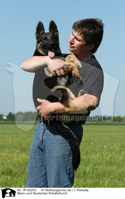 Mann und Deutscher Schferhund / IP-02253