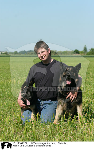 Mann und Deutsche Schferhunde / IP-02259